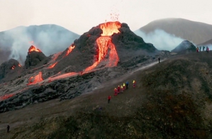 冰岛西南部法格拉达尔火山持续喷发