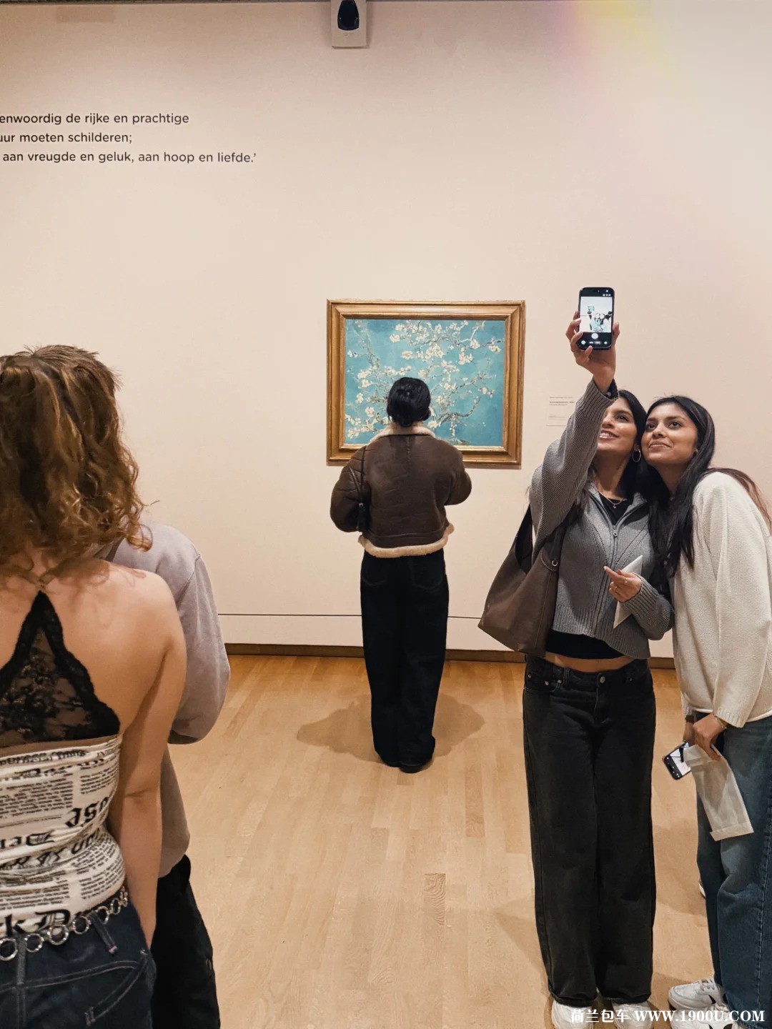 🇳🇱阿姆斯特丹参观博物馆的人_1_.jpg